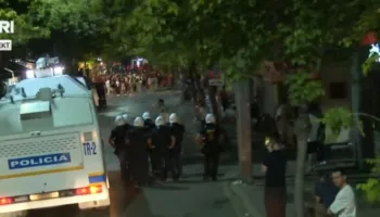 Tensione te Komisariati Nr. 3, policia përdor makinën e ujit për shpërndarjen e turmës