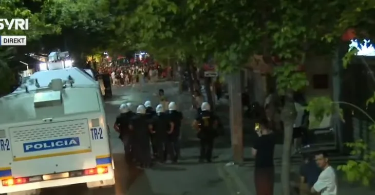 Tensione te Komisariati Nr. 3, policia përdor makinën e ujit për shpërndarjen e turmës