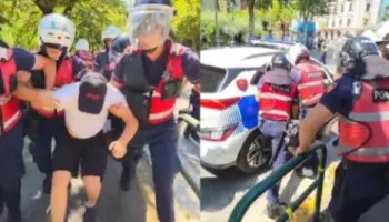Tensione te protesta, policia shoqëron me forcë aktivistin Edison Lika