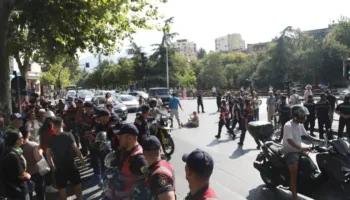 Tensionet gjatë tubimit para Kuvendit, Policia shoqëron 12 protestues