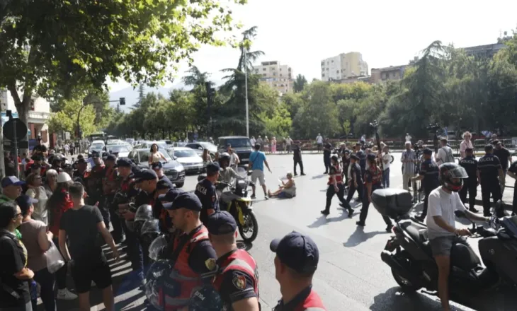 Tensionet gjatë tubimit para Kuvendit, Policia shoqëron 12 protestues