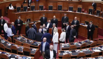 Tensionet ndërpresin seancën! Avokati i Popullit ftohet të raportojë në Kuvend, opozita ‘gardh’ te foltorja (VIDEO)