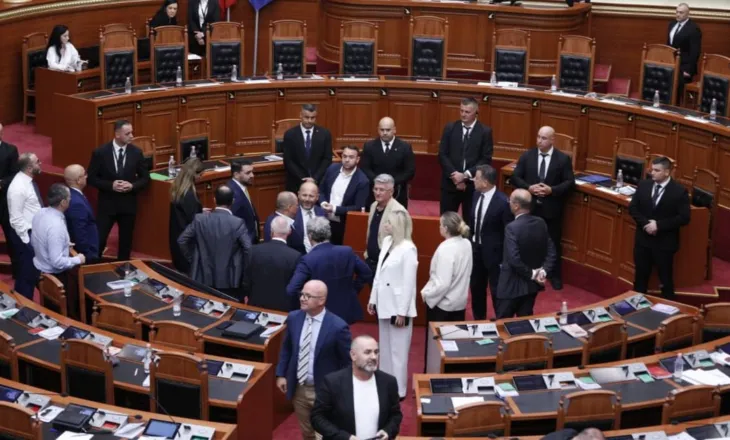 Tensionet ndërpresin seancën! Avokati i Popullit ftohet të raportojë në Kuvend, opozita ‘gardh’ te foltorja (VIDEO)