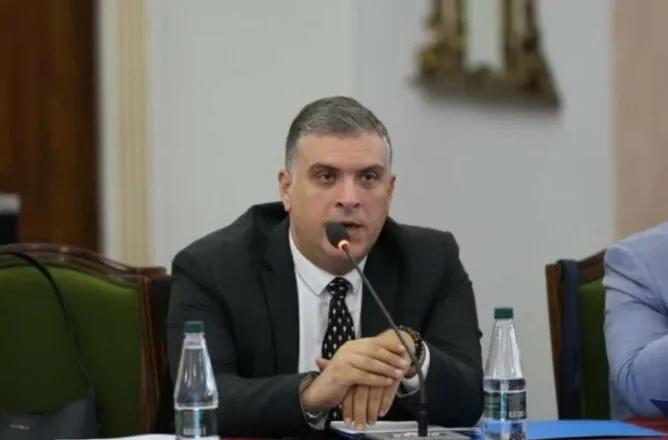 Tensionet në protestën para Kuvendit/ Blushi shkresë zyrtare Lamallarit dhe Hitës: Jepni llogari për dhunën çnjerëzore
