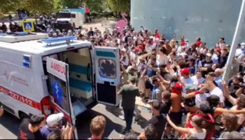 Tensionet në protestën para Kuvendit, protestuesit i bie të fikët