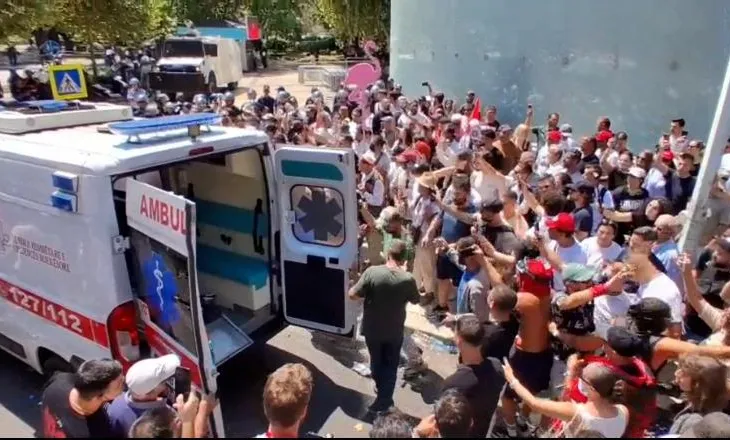 Tensionet në protestën para Kuvendit, protestuesit i bie të fikët