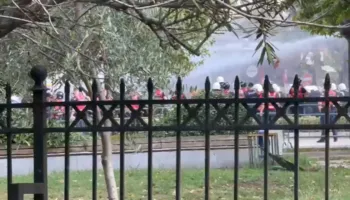 Tensionet para Kuvendit/ Hidhet ujë dhe gaz lotësjellës, protestuesit i kundërpërgjigjem me vezë