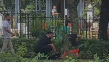 Tensionet para Kuvendit, protestuesit goadasin me gurë, dy policë të lënduar (VIDEO)