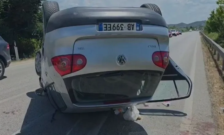 Tentoi të shmangë përplasjen, aksidentohet e më pas përmbyset automjeti në Lushnjë-Berat, 6 të lënduar