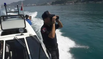 Tentuan të kalonin kufirin, Policia Kufitare shpëton 11 emigrantë në det pranë Vlorës