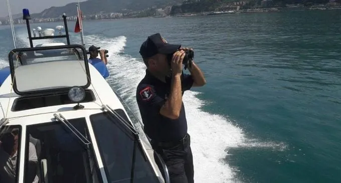 Tentuan të kalonin kufirin, Policia Kufitare shpëton 11 emigrantë në det pranë Vlorës