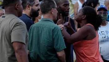 Tërmetet shkatërruese në Venezuelë/ Nëna shpërthen ndaj djalit të Maduro-s mes rrënojave: Nuk humba një kuzhinë, humba vajzën!