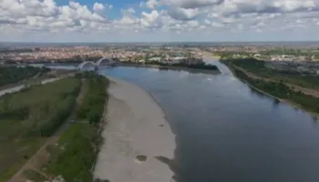 Thahet lumi Danub, anijet ngecin në Serbi. Anije antike dhe bombë në Kroaci