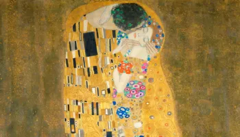 ‘The Kiss’, kryevepra e Gustav Klimt që u bë simbol i dashurisë dhe artit modern