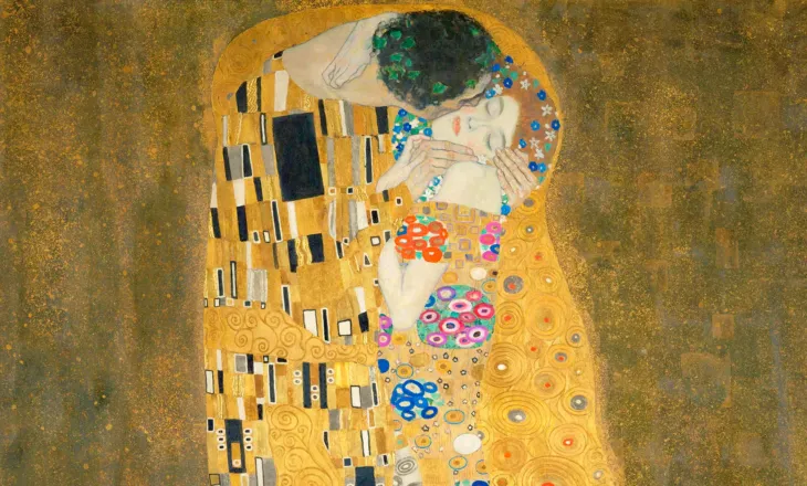 ‘The Kiss’, kryevepra e Gustav Klimt që u bë simbol i dashurisë dhe artit modern