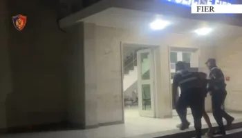 Theu masën e sigurisë “Arrest në shtëpi” dhe vodhi një automjet, arrestohet  43-vjeçari në Fier, në kërkim një tjetër