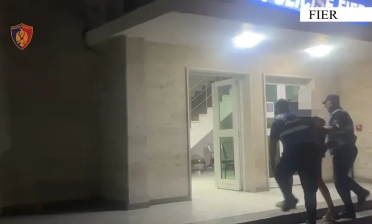 Theu masën e sigurisë “Arrest në shtëpi” dhe vodhi një automjet, arrestohet  43-vjeçari në Fier, në kërkim një tjetër