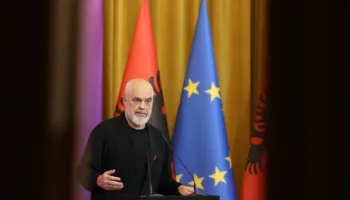 Thirrja e protestueve “Rama jepe dorëheqjen”, kryeministri: Më pëlqen, më gënjen mendja të bëj një këngë me të