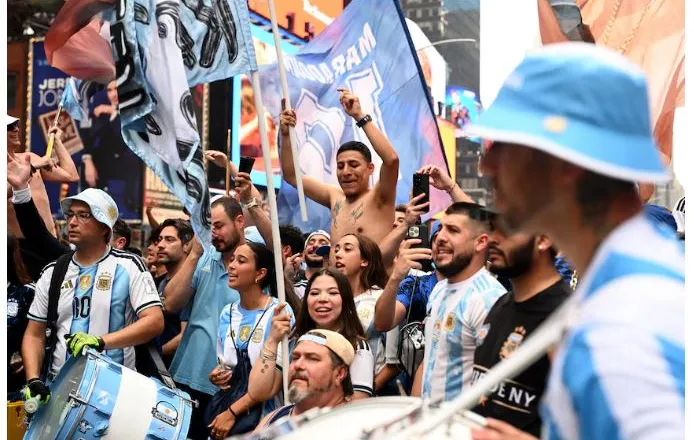 Tifozët argjentinas ‘pushtojnë’ Times Square përpara sfidës me Spanjën