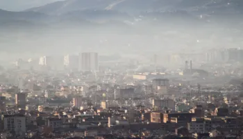 Tirana dhe Elbasani “nën pushtetin” e pluhurit, raporti nxjerr ndotësit kryesorë të ajrit