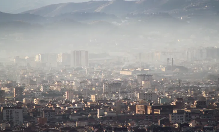Tirana dhe Elbasani “nën pushtetin” e pluhurit, raporti nxjerr ndotësit kryesorë të ajrit