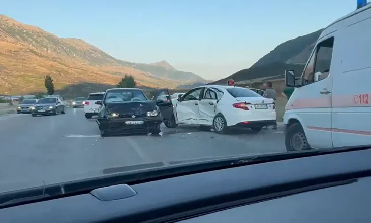 Tjetër aksident në aksin Gjirokastër-Tepelenë, përplasen dy automjete