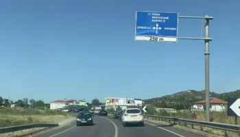 Tjetër aksident në aksin Peqin-Rrogozhinë, përplasen dy automjete, një nga shoferët përfundon në spital