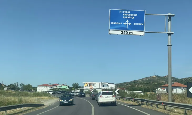 Tjetër aksident në aksin Peqin-Rrogozhinë, përplasen dy automjete, një nga shoferët përfundon në spital