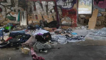 Tmerr në Greqi! Trupi i dekompozuar i britanikes gjendet brenda një valixheje