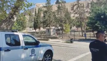 Tmerrohen turistët! Sulmohet me thikë çifti greko-amerikan në Akropolis