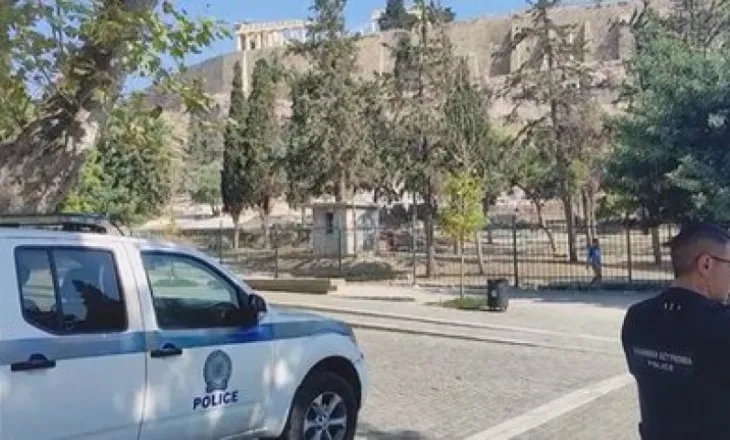 Tmerrohen turistët! Sulmohet me thikë çifti greko-amerikan në Akropolis