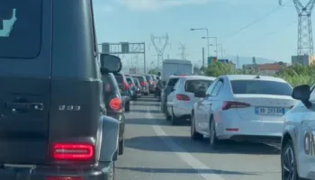 Trafik i rënduar në aksin Elbasan-Tiranë, mjetet në radhë kilometrike