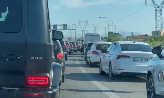 Trafik i rënduar në aksin Elbasan-Tiranë, mjetet në radhë kilometrike