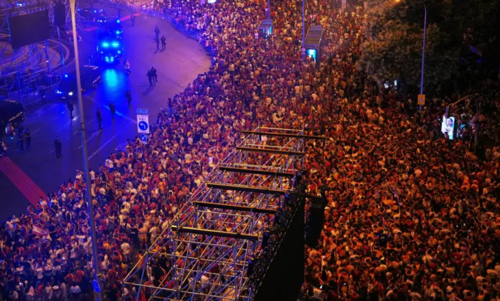 Tragjedi gjatë festimeve të Kupës së Botës në Spanjë, humb jetën një 13-vjeçar pas shembjes së një shatërvani
