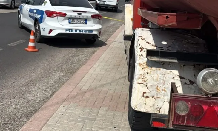 Tragjedi në aksin Elbasan-Peqin, humb jetën 73-vjeçari pasi u përplas nga furgoni
