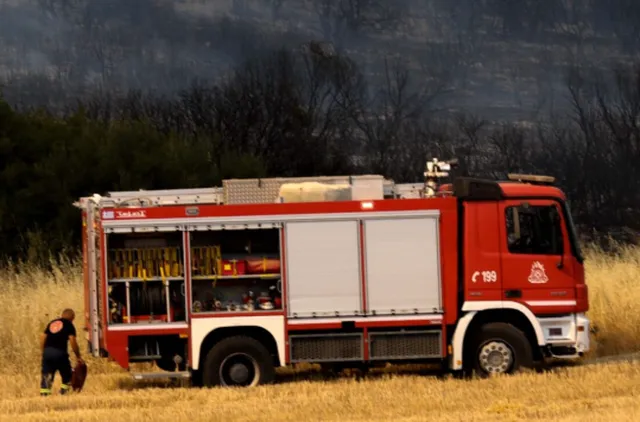 Tragjedi në ishujt grekë, 3 zjarrfikës humbin jetën në përballje me flakët