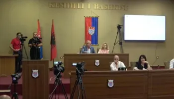 Tragjedia me tre viktima në Postribë, nis me një minutë heshtje mbledhja e Këshillit Bashkiak në Shkodër