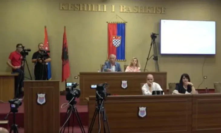 Tragjedia me tre viktima në Postribë, nis me një minutë heshtje mbledhja e Këshillit Bashkiak në Shkodër