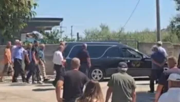 Tragjedia në Roskovec/ Mbetën të vrarë me armë gjahu nga ish- dhëndri, përcillen për në banesën e fundit dy viktimat