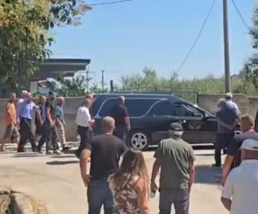 Tragjedia në Roskovec/ Mbetën të vrarë me armë gjahu nga ish- dhëndri, përcillen për në banesën e fundit dy viktimat