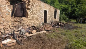 Tragjedia në Shkodër/ 24 vjeçarja u dogj me dy fëmijët e mitur! Fshati pa rrugë, zjarrfikësit gjetën banesën të shkrumbuar