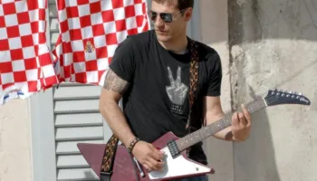 Trajneri i ri i Kroacisë nuk është vetëm një ekspert në futboll – ai ka luajtur në një grup roku dhe ka një diplomë në drejtësi…