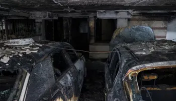 Tre të arrestuar në Greqi, akuzohen për sulmet ndaj disa shtëpive të personave të lidhura me partinë në pushtet