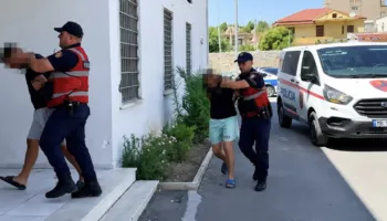 Tre të rinj vëzhgojnë për 2 ditë dhe marrin makinë me qira për të grabitur të moshuarin – VIDEO