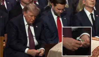 Trump bëhet viral gjatë funeralit të senatorit amerikan, momenti kur i ofron karamele të pranishmëve