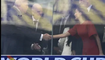 Trump ndjek nga stadiumi finalen e Botërorit mes Spanjës dhe Argjentinës