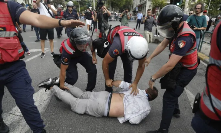 “Turp, mos më prek me dorë”/ Protestuesit nisen drejt Komisariatit nr.1