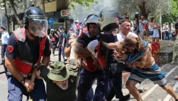 U arrestuan gjatë përplasjes para Kuvendit, Gjykata e Tiranës liron protestuesit nga paraburgimi, avokatët mbrojtës…