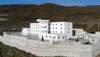 U dënua për dhunë në familje, 34-vjeçarja arrestohet në Rinas dhe dërgohet në burg me foshnjën 7-muajshe