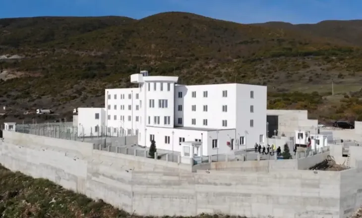 U dënua për dhunë në familje, 34-vjeçarja arrestohet në Rinas dhe dërgohet në burg me foshnjën 7-muajshe